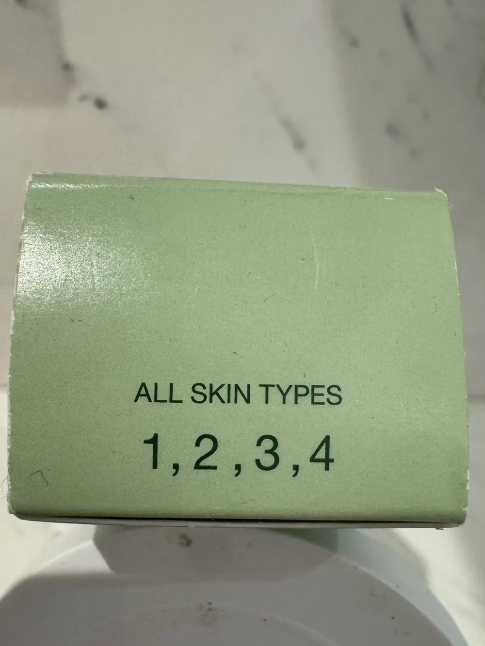 Clinique Redness Solutions Daily Protective Base SPF 15 - Light Green Box